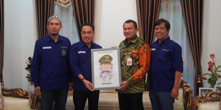 PJ BUPATI HSS TERIMA KUNJUNGAN SILATURAHMI DARI DIREKTUR RADAR KALSEL