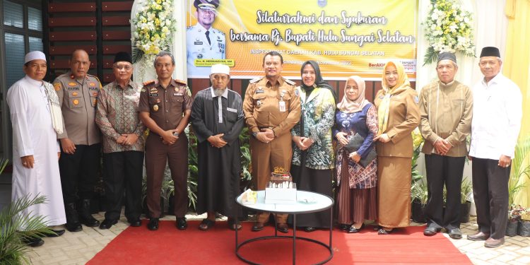 PJ. BUPATI HSS SECARA DADAKAN DAPAT KUE ULANG TAHUN PERKAWINAN SAAT HADIRI SYUKURAN INSPEKTORAT HSS
