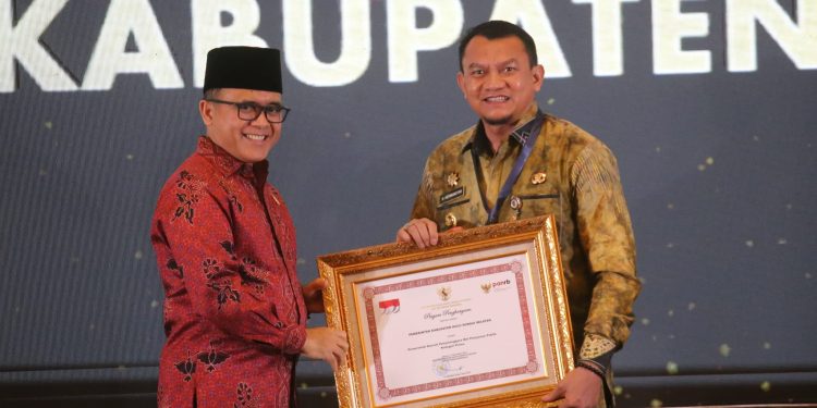 BERIKAN PELAYANAN YANG PRIMA KEPADA MASYARAKAT, PEMKAB HSS RAIH PENGHARGAAN PELAYANAN PUBLIK TAHUN 2023