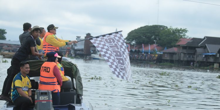 PJ. BUPATI KIBARKAN BENDERA START TANDA DIMULAINYA LOMBA JUKUNG SUDUR PIALA PAMAN BIRIN CUP 2023