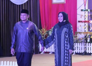 LOMBA FASHION SHOW FAMILY JELANG PERAYAAN HUT KE-73 KAB HSS, PJ KETUA TP PKK MENJADI SALAH SATU JURI