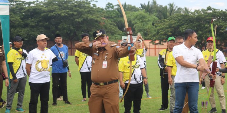 PANAH PERTAMA DARI PJ BUPATI HSS TANDAI DIMULAINYA LOMBA PANAHAN PAMAN BIRIN CUP 2023 SE-KALSEL