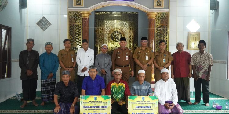 SAAT PENYERAHAN DANA HIBAH, PJ. BUPATI HSS : MANFAATKAN SEMAKSIMAL MUNGKIN DANA HIBAH UNTUK KEMASLAHATAN/PEMBANGUNAN LANGGAR