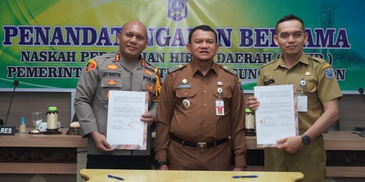 SAKSIKAN PENANDATANGANAN NPHD PEMKAB HSS DAN POLRES HSS, PJ. BUPATI HSS HARAP DAPAT MEMBANTU PROGRAM POLRES