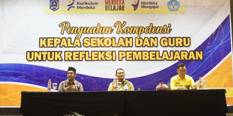 PENGUATAN KOMPETENSI KEPALA SEKOLAH DAN GURU SD UNTUK PENDIDIKAN UNGGUL DI KAB. HSS