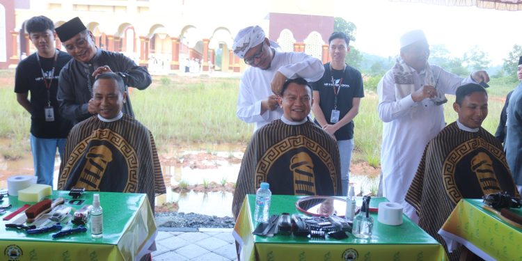 CUKUR RAMBUT WAKAF WARNAI GERAKAN SEHARI SUNNAH JUMAT DMI BERSAMA PEMKAB HSS