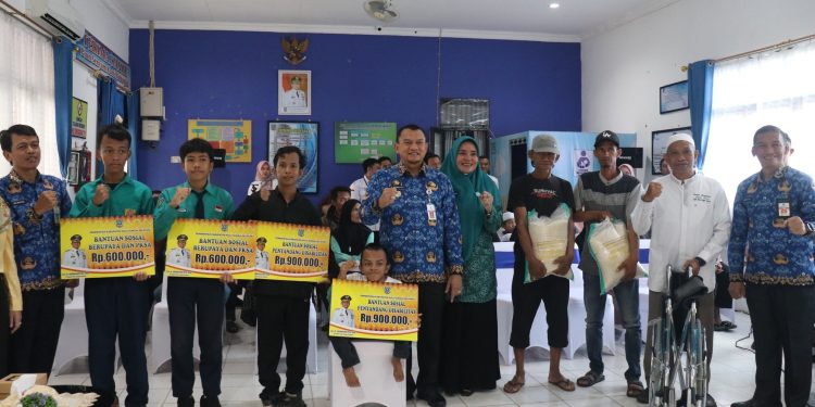 ATASI KEMISKINAN EKSTREM, PEMKAB HSS SERAHKAN BANSOS BERAS P3KE