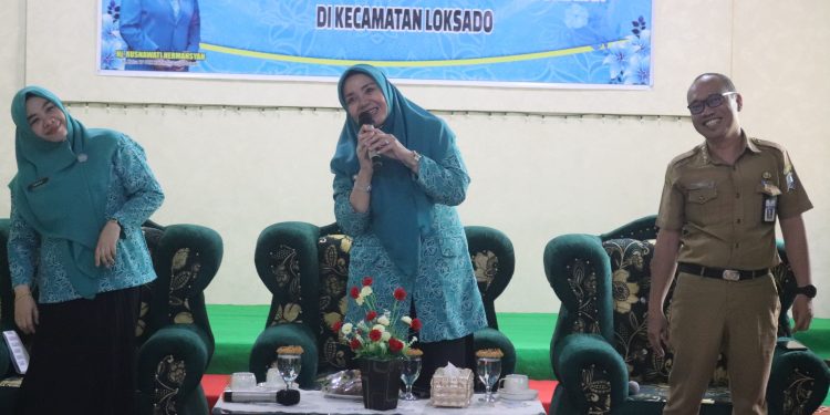 PERERAT SILATURAHMI, PJ. KETUA TP. PKK KAB. HSS BESERTA PENGURUS LAKUKAN PEMBINAAN DI KECAMATAN LOKSADO