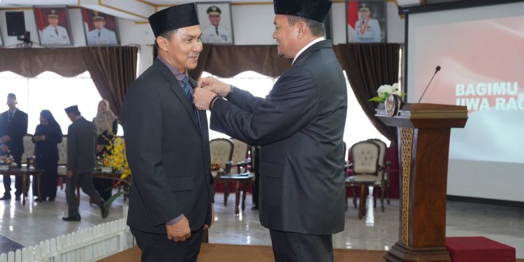 APRESIASI PENGABDIAN 197 PNS : PJ BUPATI HSS SEMATKAN PENGHARGAAN KARYA SATYALANCANA