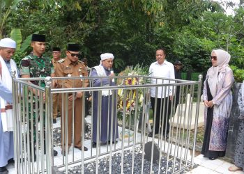 PJ. KETUA TP. PKK KAB. HSS IKUT ZIARAH KE MAKAM MANTAN BUPATI TERDAHULU