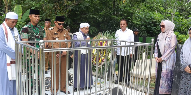 PJ. KETUA TP. PKK KAB. HSS IKUT ZIARAH KE MAKAM MANTAN BUPATI TERDAHULU