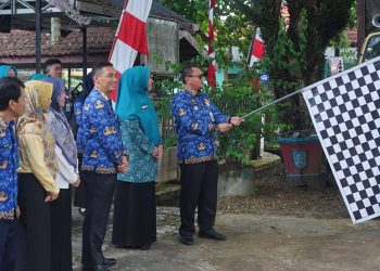 PJ KETUA TP PKK KAB HSS TURUT SERAHKAN BANSOS UNTUK HAPUS KEMISKINAN EKSTRIM