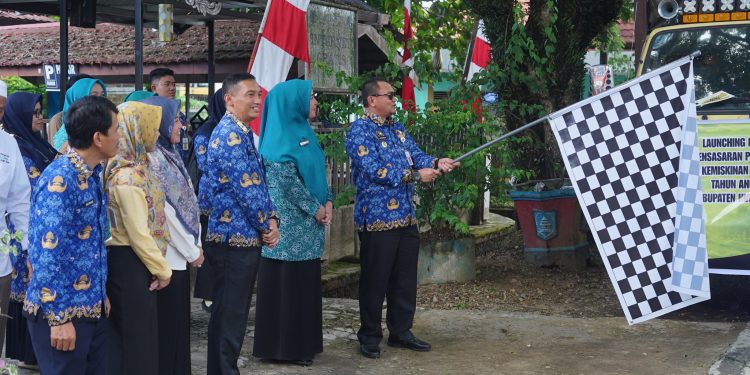 PJ KETUA TP PKK KAB HSS TURUT SERAHKAN BANSOS UNTUK HAPUS KEMISKINAN EKSTRIM