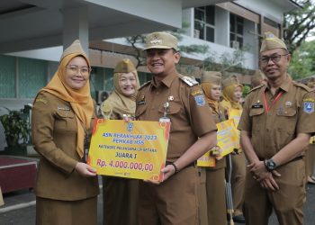 PJ BUPATI HSS DORONG PENINGKATAN KINERJA DAN MOTIVASI ASN MELALUI PENGHARGAAN ASN BERAKHLAK