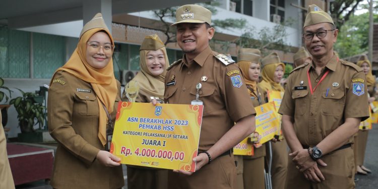 PJ BUPATI HSS DORONG PENINGKATAN KINERJA DAN MOTIVASI ASN MELALUI PENGHARGAAN ASN BERAKHLAK