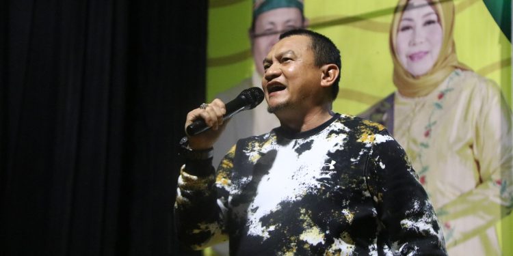 PENJABAT BUPATI HULU SUNGAI SELATAN DAN ISTRI MENYAKSIKAN PENAMPILAN ORKES GAMBUS DARI POSKO LABASTARI KANDANGAN MERIAHKAN HARI JADI KABUPATEN KE-73