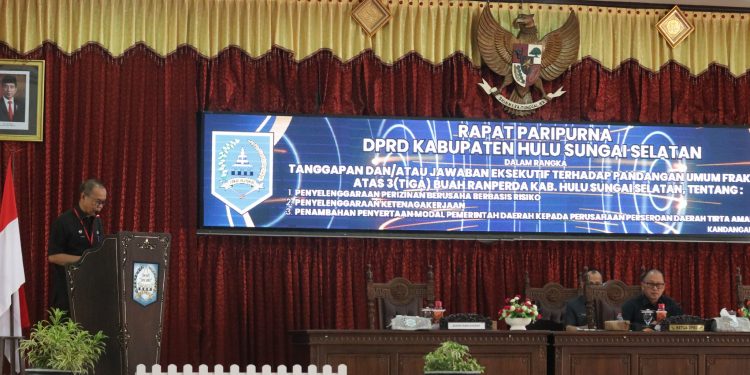SEKDA KAB. HSS SAMPAIKAN JAWABAN PIHAK EKSEKUTIF TERHADAP PANDANGAN UMUM FRAKSI-FRAKSI ATAS 3 BUAH RANPERDA