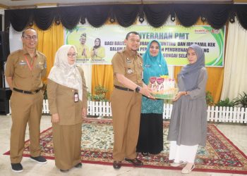 DINKES HSS BERIKAN PMT BALITA & IBU HAMIL SEBAGAI SALAH SATU GERAKAN PERCEPATAN PENURUNAN STUNTING DI HSS