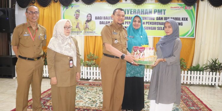 DINKES HSS BERIKAN PMT BALITA & IBU HAMIL SEBAGAI SALAH SATU GERAKAN PERCEPATAN PENURUNAN STUNTING DI HSS