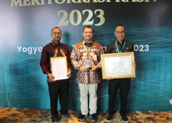 PENJABAT BUPATI HULU SUNGAI SELATAN RAIH ANUGERAH MERITOKRASI TAHUN 2023 DARI KOMISI APARATUR SIPIL NEGARA