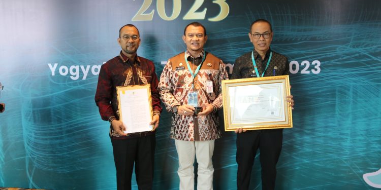 PENJABAT BUPATI HULU SUNGAI SELATAN RAIH ANUGERAH MERITOKRASI TAHUN 2023 DARI KOMISI APARATUR SIPIL NEGARA