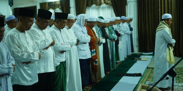PEMKAB HSS MEMAKNAI HARI JADI KE-73 DENGAN SHOLAT HAJAT DAN TAUSIAH