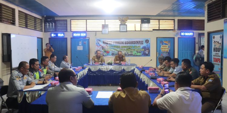 UPAYA TINGKATKAN KEAMANAN LALU LINTAS, SEKDA KAB. HSS PIMPIN RAPAT FORUM KOORDINASI LALU LINTAS ANGKUTAN JALAN