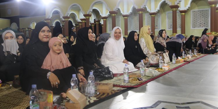 PJ. KETUA TP. PKK KAB. HSS HADIRI TABLIGH AKBAR