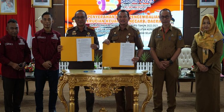 PENYERAHAN HASIL PENGEMBALIAN KERUGIAN KEUANGAN NEGARA OLEH KEJAKSAAN NEGERI HSS