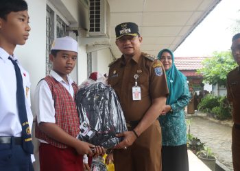 ATASI KEMISKINAN EKSTREM TAHUN ANGGARAN 2023 PJ BUPATI HSS SERAHKAN BANTUAN FISKAL PERALATAN SEKOLAH