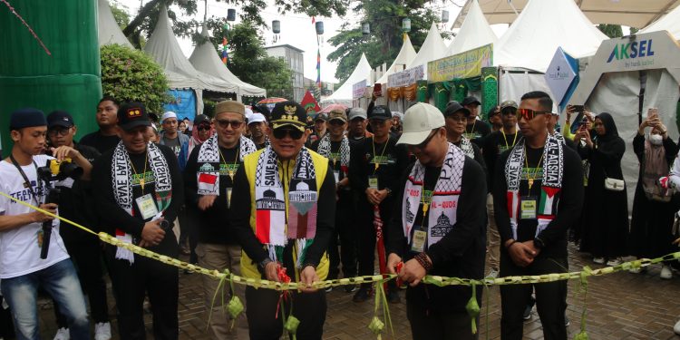 MELANGKAH BERSAMA UNTUK PERSATUAN: PENJABAT BUPATI HULU SUNGAI SELATAN IKUTI JALAN SANTAI MEMERIAHKAN HARI JADI KE-73 DENGAN DOA BERSAMA DAN AKSI BELA PALESTINA