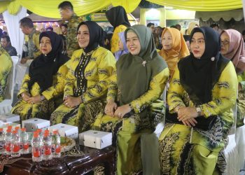 PJ. KETUA TP. PKK KAB. HSS TURUT HADIRI PEMBUKAAN EXPO DAN KUNJUNGI STAND EXPO