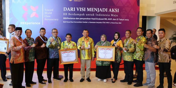 PENGAKUAN ATAS KETELITIAN DAN EFISIENSI KEUANGAN PEMERINTAH DAERAH, HSS RAIH PENGHARGAAN BERGENGSI IMPLEMENTASI RB TEMATIK TERBAIK DAN SAKIP PRESTASI A