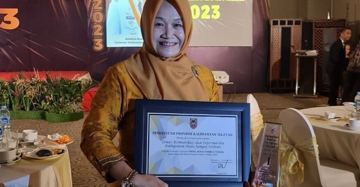 KADO AKHIR TAHUN, DISKOMINFO KAB. HSS PEROLEH PENGHARGAAN MITRA HUMAS PEMPROV TERBAIK PERINGKAT 1