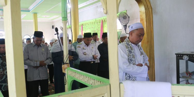 PERKUAT TALI SILATURAHMI DENGAN MASYARAKAT, PJ BUPATI HSS IKUTI SHALAT ASHAR BERJAMAAH DI DESA HAMAK UTARA
