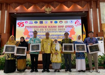 BERHASIL MENINGKATKAN KUALITAS KELUARGA, DESA GAMBAH DALAM BARAT TERIMA PENGHARGAAN KATEGORI UTAMA
