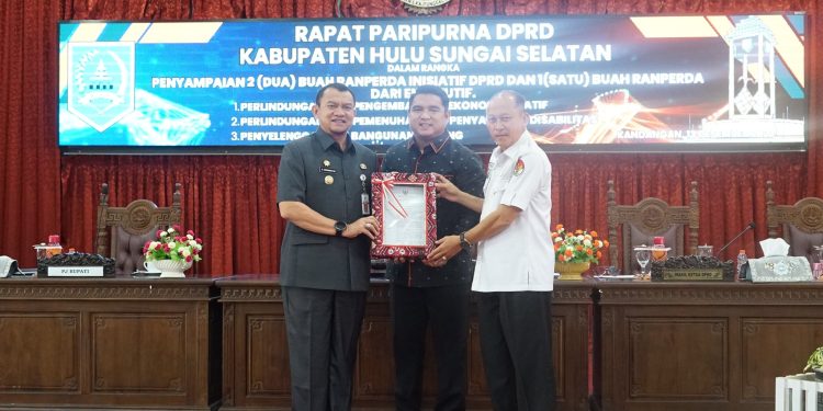 SAMPAIKAN 3 RANPERDA INISIATIF DPRD DAN EKSEKUTIF