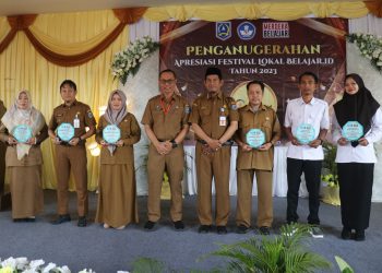 DUKUNG TRANSFORMASI PEMBELAJARAN ERA DIGITAL, SEKDA KAB HSS SERAHKAN PENGHARGAAN JAWARA FESTIVAL LOKAL BELAJAR.ID TINGKAT KABUPATEN