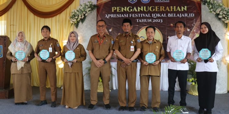 DUKUNG TRANSFORMASI PEMBELAJARAN ERA DIGITAL, SEKDA KAB HSS SERAHKAN PENGHARGAAN JAWARA FESTIVAL LOKAL BELAJAR.ID TINGKAT KABUPATEN