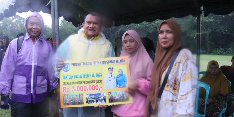 DIGUYUR HUJAN DERAS, PJ. BUPATI HSS TETAP LAKSANAKAN TURKAM BERSEMARAK YANG BERFOKUS PADA PENGETASAN STUNTING, KEMISKINAN EKSTREM DAN PENGENDALIAN INFLASI