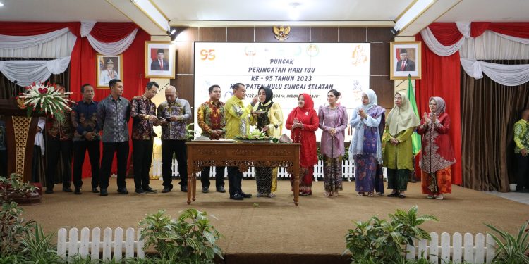 HADIRI PUNCAK PERINGATAN PHI KE 95 TAHUN, PJ. BUPATI HSS : KESUKSESAN SEORANG LELAKI TERDAPAT SEORANG WANITA (IBU/ISTRI) HEBAT DIBELAKANGNYA