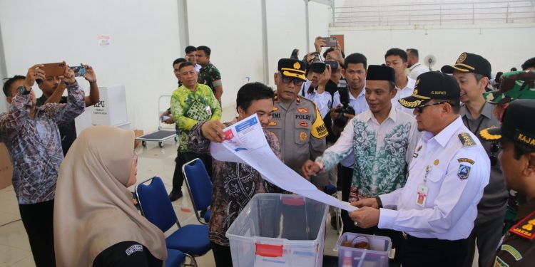 PJ. BUPATI HSS TINJAU GUDANG LOGISTIK PEMILU: LANGKAH KESIAPAN MENJELANG PEMILIHAN UMUM