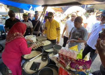 KENDALIKAN INFLASI, PJ BUPATI HSS TOUR KE PASAR BERSAMA SKPD