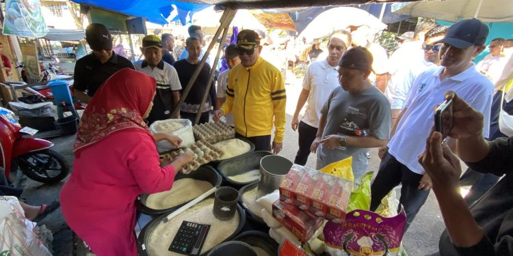 KENDALIKAN INFLASI, PJ BUPATI HSS TOUR KE PASAR BERSAMA SKPD