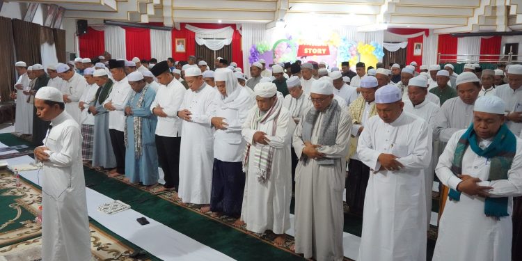 SHALAT HAJAT DAN DOA BERSAMA UNTUK KESELAMATAN DAN KELANCARAN IBADAH UMRAH PENJABAT BUPATI HSS