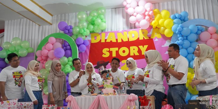 BENTUK PERHATIAN KEPADA KELUARGA DI TENGAH KESIBUKAN, PJ BUPATI HSS RAYAKAN MILAD CUCU TERCINTA