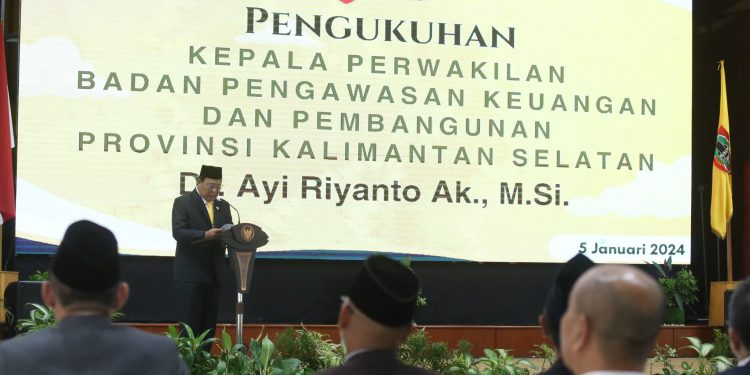 PLH BUPATI HSS HADIRI PENGUKUHAN KAPER BPKP PROVINSI KALSEL YANG BARU