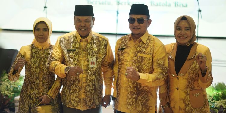 PJ. BUPAT HSS BERSAMA ISTRI HADIRI PUNCAK PERINGATAN HUT KABUPATEN BATOLA KE 64