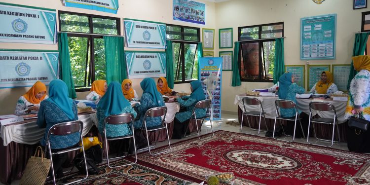 PJ. KETUA TP. PKK KAB. HSS PANTAU KEGIATAN LOMBA PKK DI KECAMATAN PADANG BATUNG