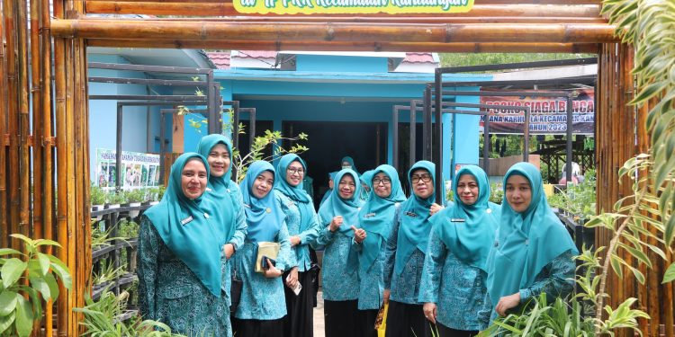 PJ. KETUA TP. PKK KAB. HSS PANTAU KEGIATAN LOMBA-LOMBA TP. PKK KAB. HSS